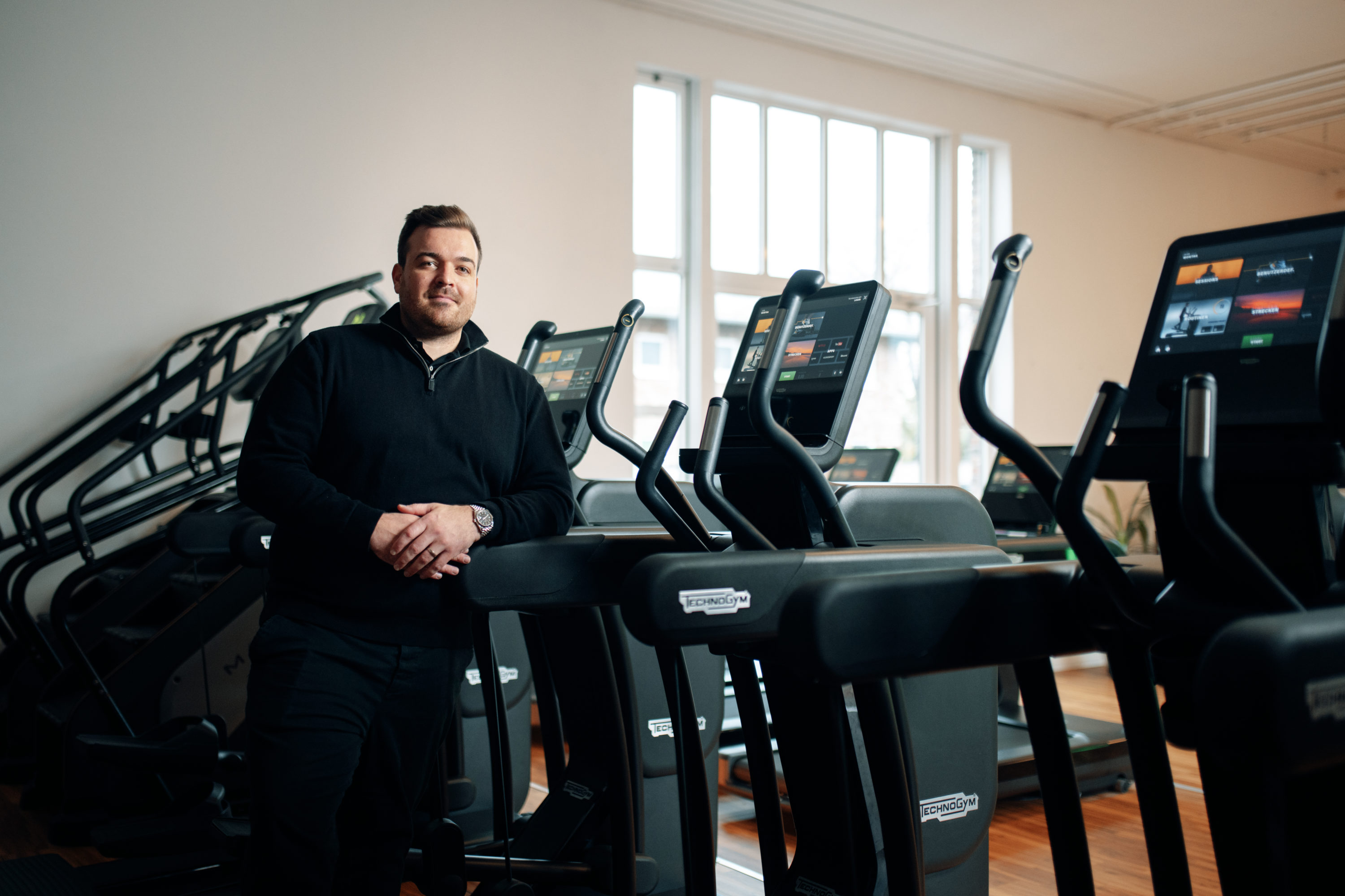 Daniel Erpenbach in seinem Fitnessclub in Erftstadt mit den neuen TECHNOGYM ARTIS Geräten. Der Gründer und Inhaber der SPORTS AND MOTION Clubs hat die Mitgliederzufriedenheit im Fokus.