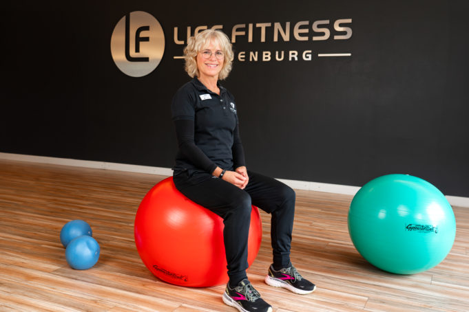 Rehasport im LIFE Fitness Oldenburg: Petra Eberlei über die Kombination mit Krafttraining für nachhaltigen Erfolg