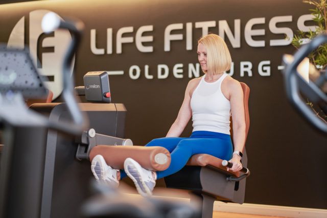 LIFE Fitness Mitglied trainiert am Milon Zirkel