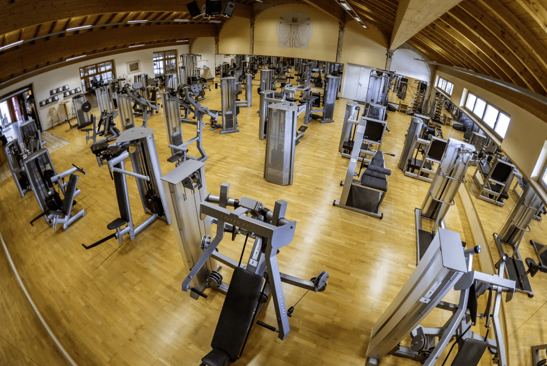 Der großzügige Trainingsbereich im Sportstudio Guffanti verbindet moderne Geräte mit einer motivierenden Atmosphäre – perfekt für effektives Kraft- und Ausdauertraining auf hohem Niveau.