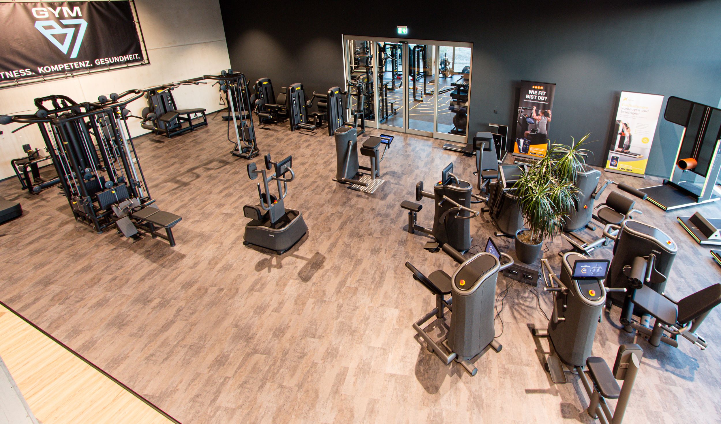 Kraftbereich mit hochmodernen EGYM Kraftgeräten. Diese Trainingsmethode bietet optimale Voraussetzungen für deinen schnellen und gesicherten Trainingserfolg.